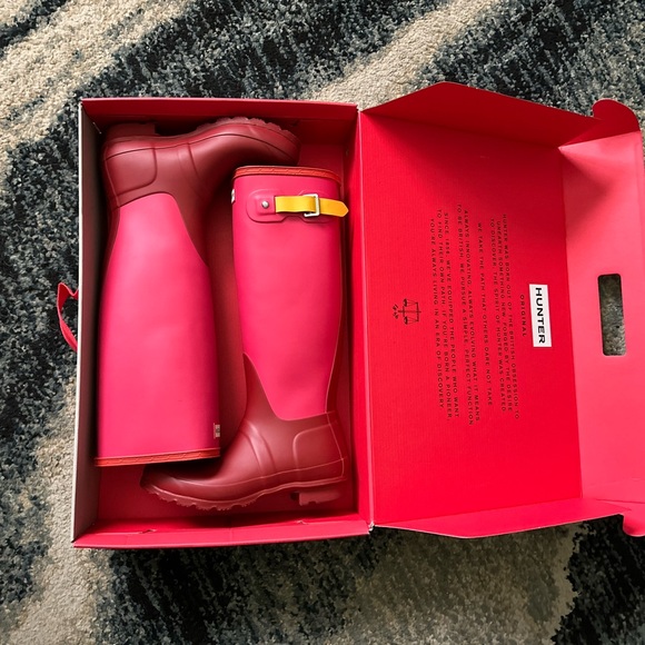 Hunter Shoes - Tall red Hunter rain boots size 6.